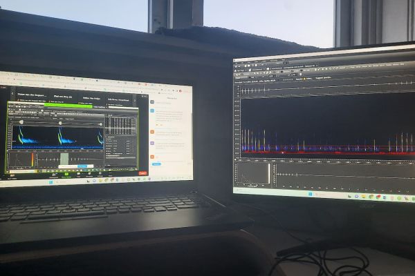 twee computerschermen met geluidsanalyse erop